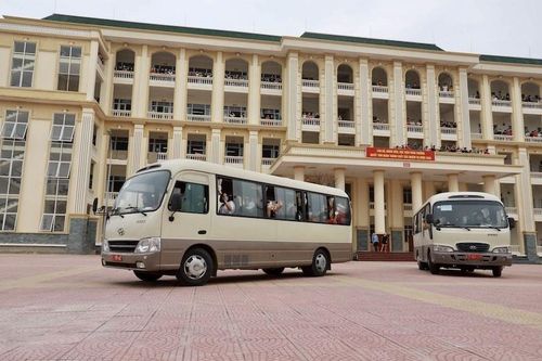 Tiễn công dân hết hạn cách ly trở về nhà