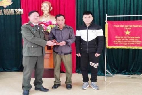 Chiến sỹ công an ở Thanh Hóa trả lại gần 50 triệu đồng nhặt được cho người đánh rơi