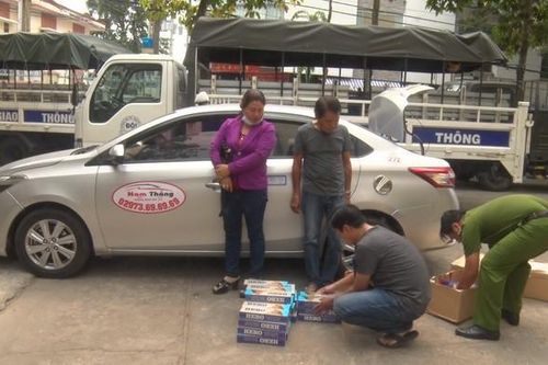 Bắt quả tang đôi nam nữ thuê taxi vận chuyển thuốc lá lậu