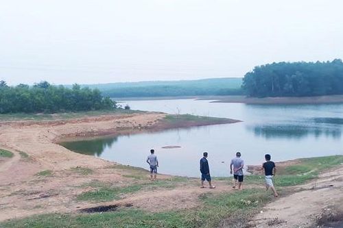 2 học sinh chết đuối trong hồ chứa nước gần nhà