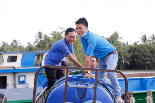 Bạn trẻ Bến Tre chung sức mang nước ngọt 'cứu mặn' cho người dân