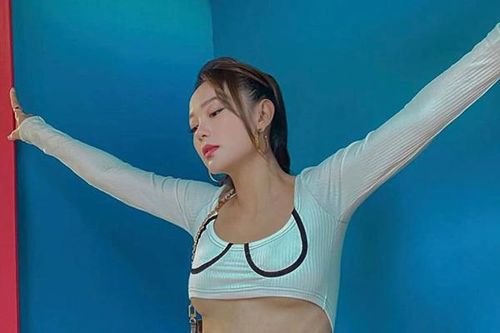 Sau Hoàng Thùy Linh, Minh Hằng mê áo ngắn cũn cỡn
