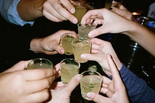 27 người tử vong vì sai lầm uống rượu ngừa Covid-19