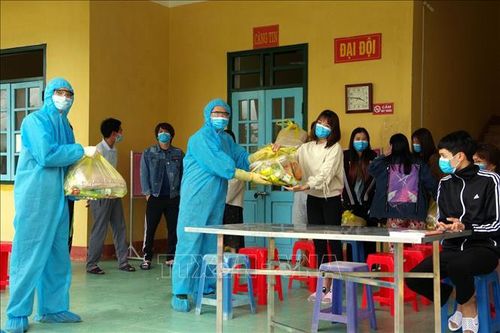 Ấm áp tình quân dân tại khu cách ly ở Hòa Bình