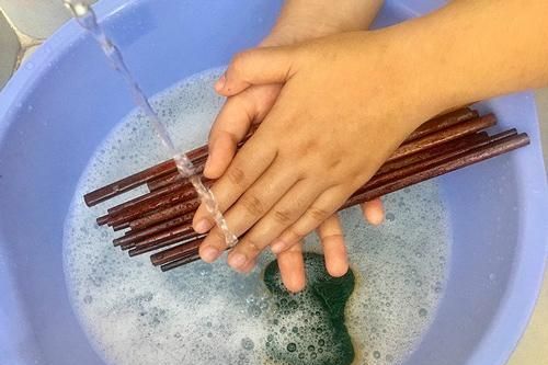 Rửa đũa kiểu này chẳng khác gì 'mở cửa' cho vi khuẩn tấn công, đa số người Việt vẫn mắc phải