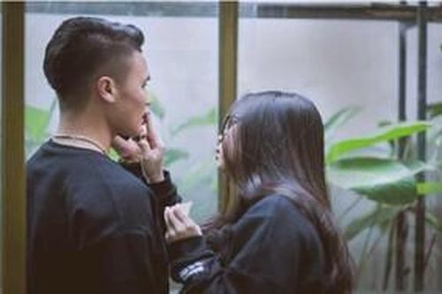 Vừa quay lại với Nhật Lê, Quang Hải đã hành động cực 'phũ' với Huyền My