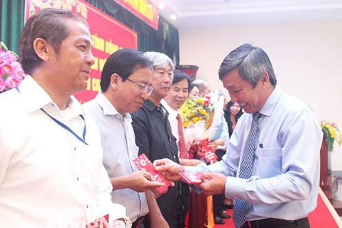 Quan tâm, hỗ trợ văn nghệ sĩ