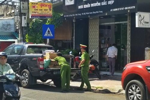 Cảnh sát kinh tế khám xét tiệm mỹ phẩm bán khẩu trang giá… trên trời