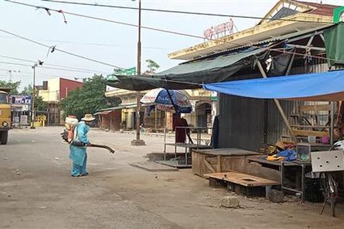 Cam Lộ: Phun tiêu độc, khử trùng phòng, chống COVID- 19 tại các chợ