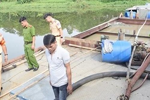 'Cát tặc' rút ruột dòng sông thơ mộng xứ Huế