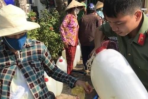 Công an Tiền Giang và Bến Tre chở nước phát miễn phí cho người dân