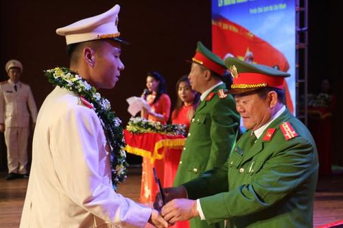 Tôn vinh 30 điển hình tiên tiến của lực lượng CSCĐ Bắc Trung Bộ