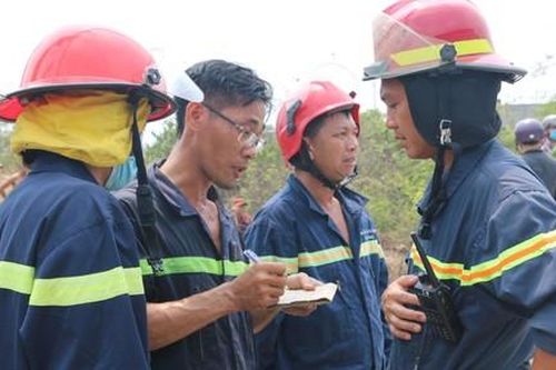 Ngôi nhà chứa vật liệu sơn móng tay ở Sài Gòn cháy dữ dội