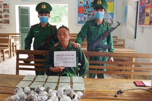 Chặn 10 bánh heroin, 7kg thuốc phiện từ nước ngoài vào Việt Nam