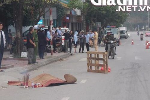 Hải Dương: Trên đường đến bệnh viện, người phụ nữ bị ô tô đâm tử vong