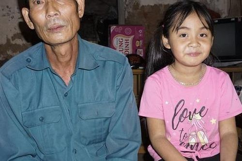 Bố mẹ bỏ đi từ nhỏ, bé gái sống với ông nội già nua trong căn nhà rách nát