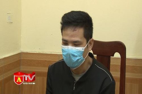 Đứng đợi xe buýt 'tranh thủ' cướp giật điện thoại