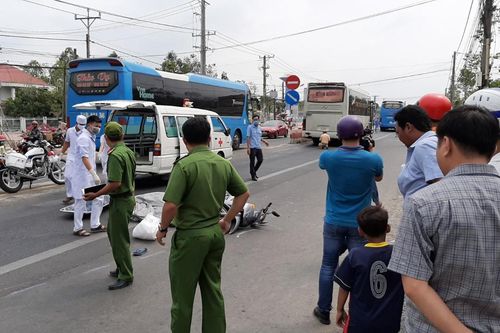 Bạc Liêu: Va chạm giữa xe khách và xe máy, hai người thương vong