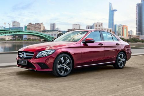 Mercedes-Benz C 180 đấu Toyota Camry ở Việt Nam