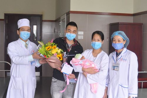 Bé gái chào đời trong khu cách ly dịch Covid-19 được xuất viện