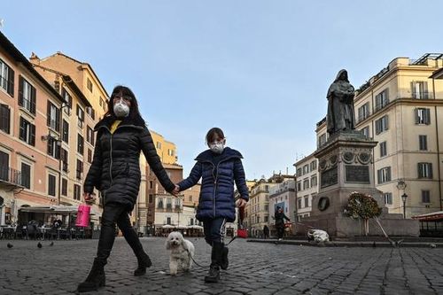 Diễn viên Italy cầu cứu vì bị nhốt với thi thể chị gái nhiễm Covid-19