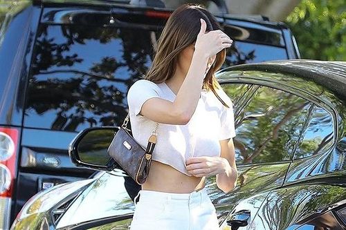 Kendall Jenner diện crop top