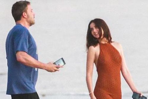 Ben Affleck ôm hôn bạn gái kém 16 tuổi trên biển