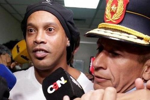 Ronaldinho bị kiểm tra virus corona khi ở tù