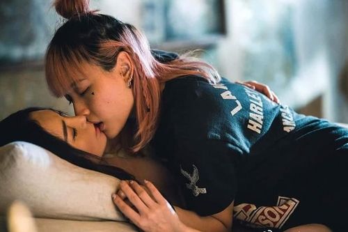 Cảnh hôn đồng giới của Ôn Bích Hà