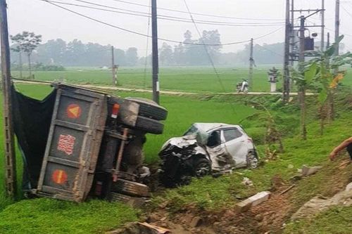 Xe tải đâm ô tô con nát đầu, tài xế nguy kịch