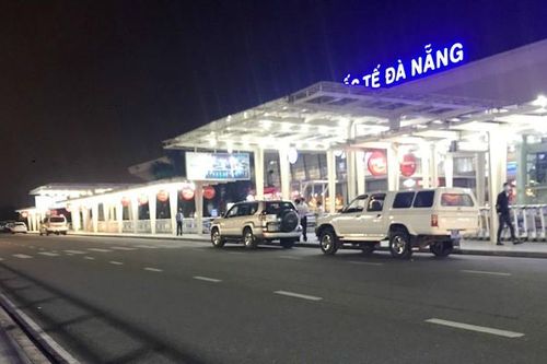 Tiếp tục cách ly các du khách người Anh bay cùng bệnh nhân số 17