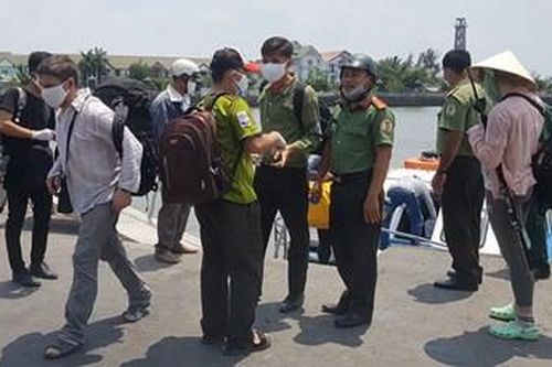 Đưa 3 du khách nước ngoài vào bờ an toàn