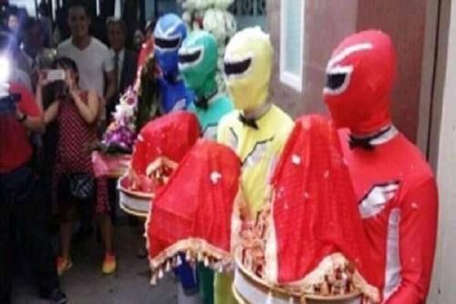 Dàn siêu nhân đi bê tráp làm quan khách không khỏi 'ngớ người'