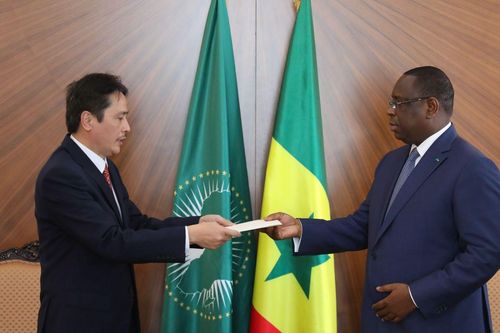 Đại sứ Nguyễn Thành Vinh trình Thư Ủy nhiệm lên Tổng thống Senegal Macky Sall