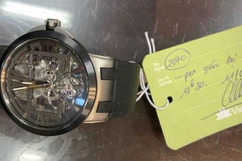 Trao lại đồng hồ trị giá khoảng 40.000 USD cho hành khách bỏ quên