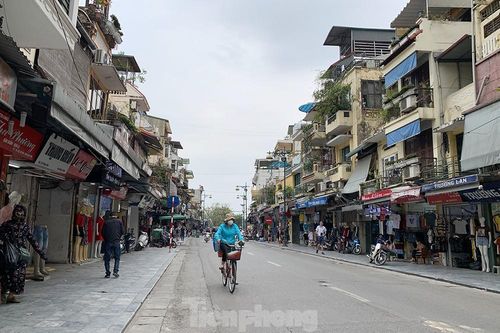 Con đường 'kim cương' Thủ đô hiu quạnh vì Covid-19
