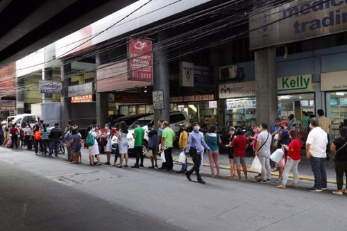 Dân Philippines đổ xô đi mua đồ tích trữ vì sợ phong tỏa