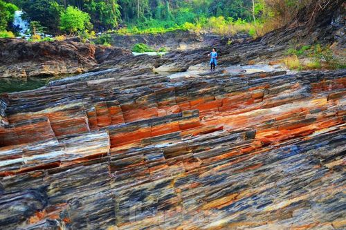 Kỳ ảo bãi đá trăm triệu năm bên sông Sêrêpốk