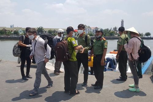 Đi ra đảo bằng phương tiện tự chế, 3 du khách Nga trôi dạt trên biển