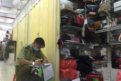 Đột kích chợ nhà giàu, thu giữ cả ngàn món hàng hiệu giả