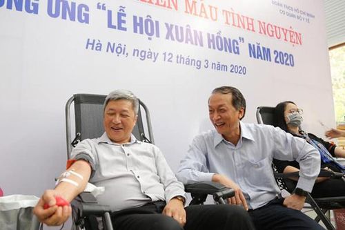 Thứ trưởng Y tế hiến máu giữa mùa dịch