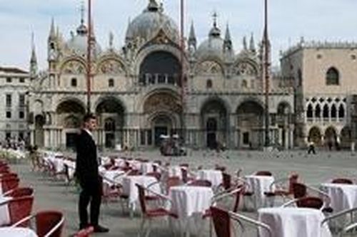 Tỷ lệ tử vì Covid-19 tăng vọt, dân Italia học sống chung với 'thời chiến'
