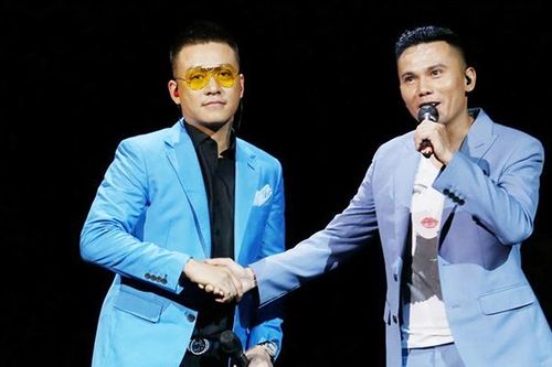 Tú Dưa viết 'Nắm tay qua đại dịch' trên nền nhạc 'Nắm lấy tay anh'