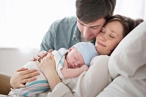 Chồng tham gia BHXH được 1 tháng có được hưởng chế độ khi vợ sinh con không?