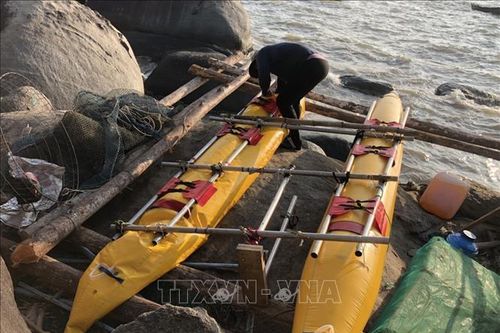 Ba người Nga gặp nạn khi du lịch đảo Hòn Tre bằng phương tiện tự chế