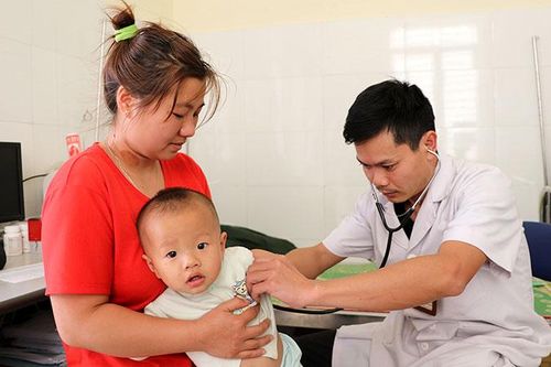 Bác sĩ Nguyễn Văn Doòng hết lòng vì người bệnh