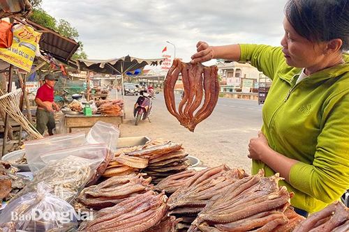 'Chợ đặc sản' trên quốc lộ 20