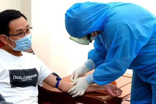 Lấy mẫu bệnh phẩm 3 trường hợp đi ăn cưới ở Lào Cai