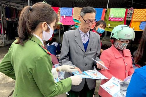 Tuyên truyền phòng, chống dịch Covid-19 và phát khẩu trang miễn phí