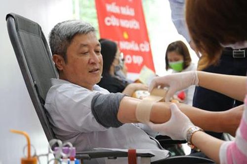 Thứ trưởng Bộ Y tế vừa chống dịch, vừa sẵn sàng hiến máu vì người bệnh
